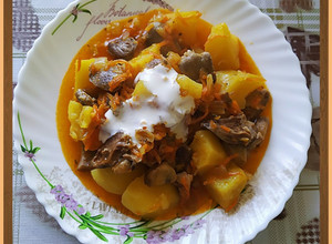 Фото Тушёная картошка с куриными сердечками и шампиньонами💕.