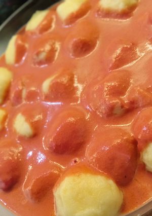 Una foto de Ñoquis rellenos con salsa de remolacha
