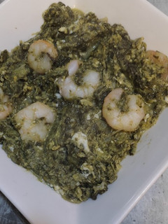 Una foto de Revuelto de grelos con gambas