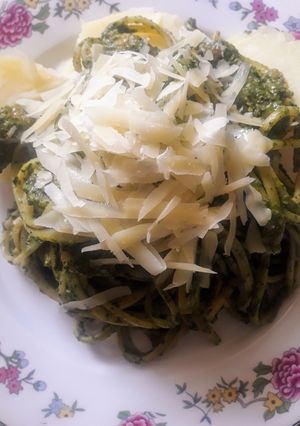 Una foto de Tallarines en salsa verde con pollito🇵🇪