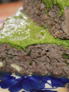 Una foto de Pan de carne estilo Oriental, con salsa de cilantro رغيف اللحم (raghif allahm)