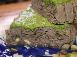 Una foto de Pan de carne estilo Oriental, con salsa de cilantro  رغيف اللحم  (raghif allahm)