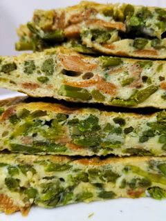 Una foto de Tortilla de espárragos y rebozuelos