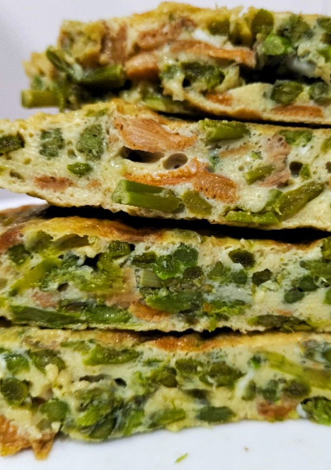 Una foto de Tortilla de espárragos y rebozuelos