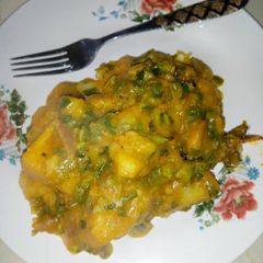 A picture of Yam porridge with curry leaves.