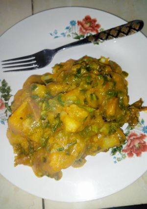 A picture of Yam porridge with curry leaves.