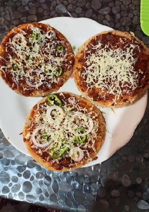 ભાખરી પીઝા (Bhakhri Pizza Recipe In Gujarati) રેસીપી મુખ્ય ફોટો