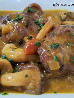 Una foto de Carrilladas con setas en salsa de naranja