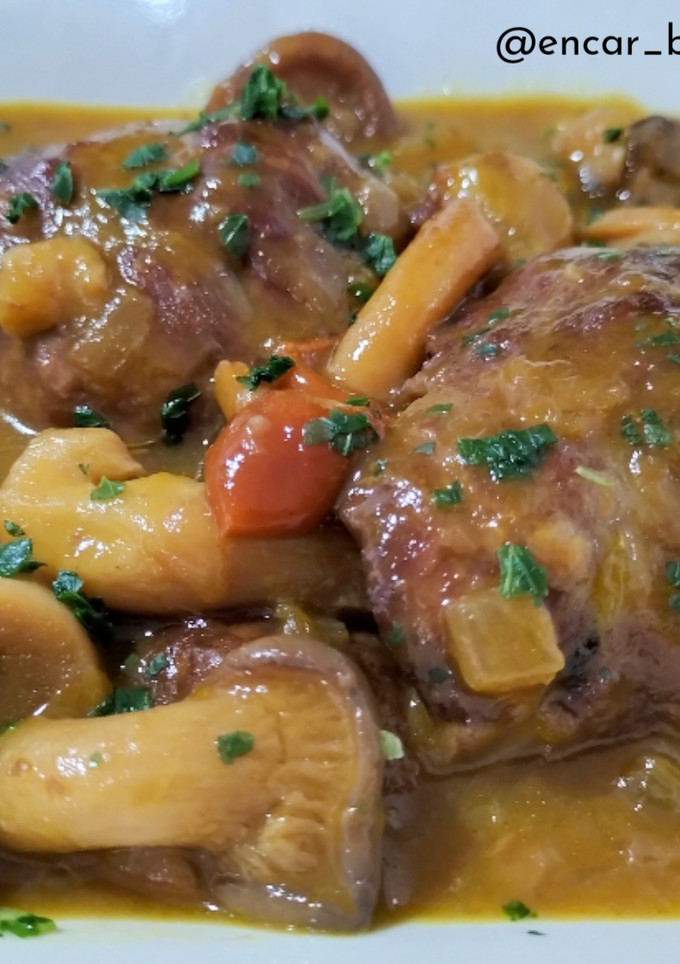 Una foto de Carrilladas con setas en salsa de naranja