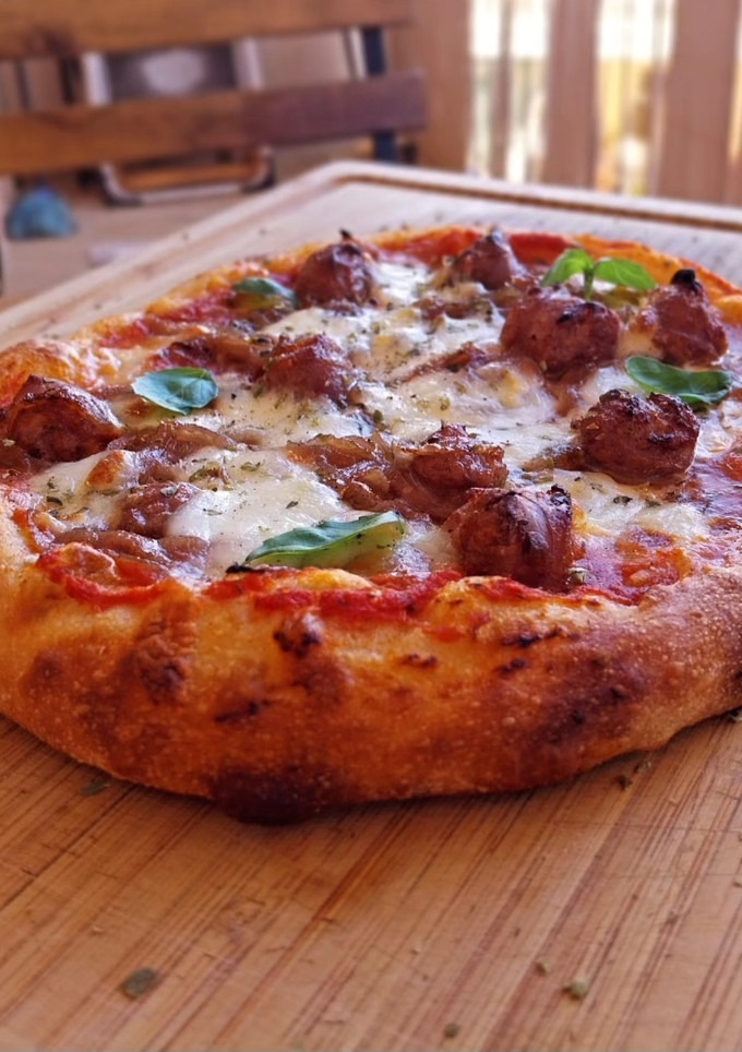 Una foto de Pizza v2 de butifarra y cebolla