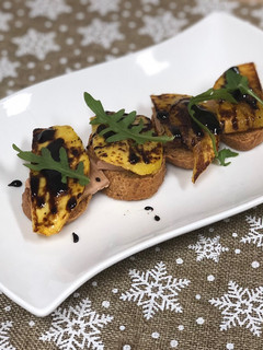 Una foto de Aperitivo de Navidad: tosta de foie mi cuit con mango