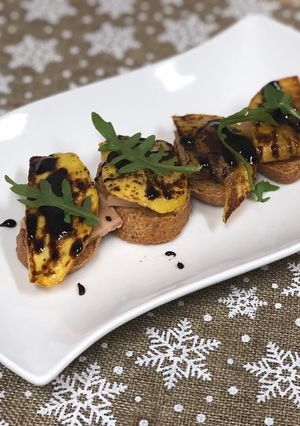 Una foto de Aperitivo de Navidad: tosta de foie mi cuit con mango