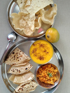 પડવાળી રોટલી અને કેરીનો રસ (Padvali Rotli Mango Ras Recipe In Gujarati) રેસીપી મુખ્ય ફોટો