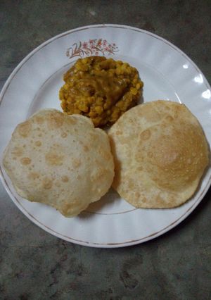 A picture of Luchi cholar daal(puri and chana daal).