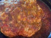Una foto de coliflor al horno con mayonesa