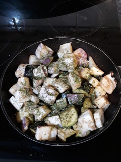 Una foto de Sartenada de berenjenas variadas con ajo y perejil