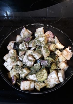 Una foto de Sartenada de berenjenas variadas con ajo y perejil