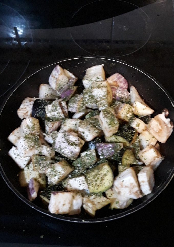 Una foto de Sartenada de berenjenas variadas con ajo y perejil