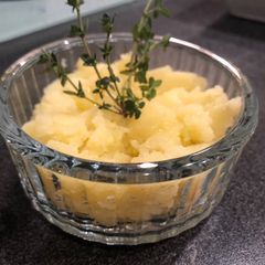 A picture of Mashed potatoes with olive oil.