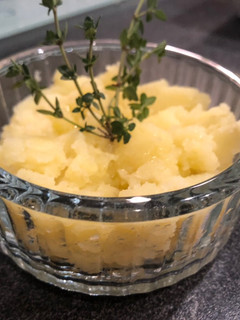 A picture of Mashed potatoes with olive oil.