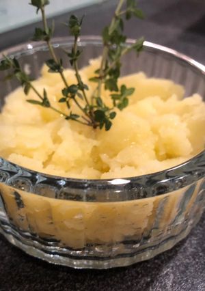 A picture of Mashed potatoes with olive oil.