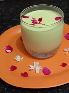 इम्यूनिटी बूस्टर बादाम दूध (immunity booster badam doodh recipe in Hindi) रेसिपी मुख्य फोटो
