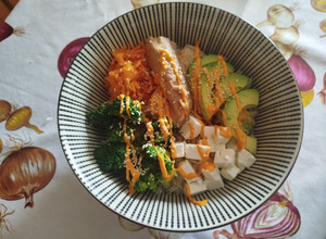 Foto di Poke "a modo mio" con tonno, avocado, broccoli, feta e mayo spicy