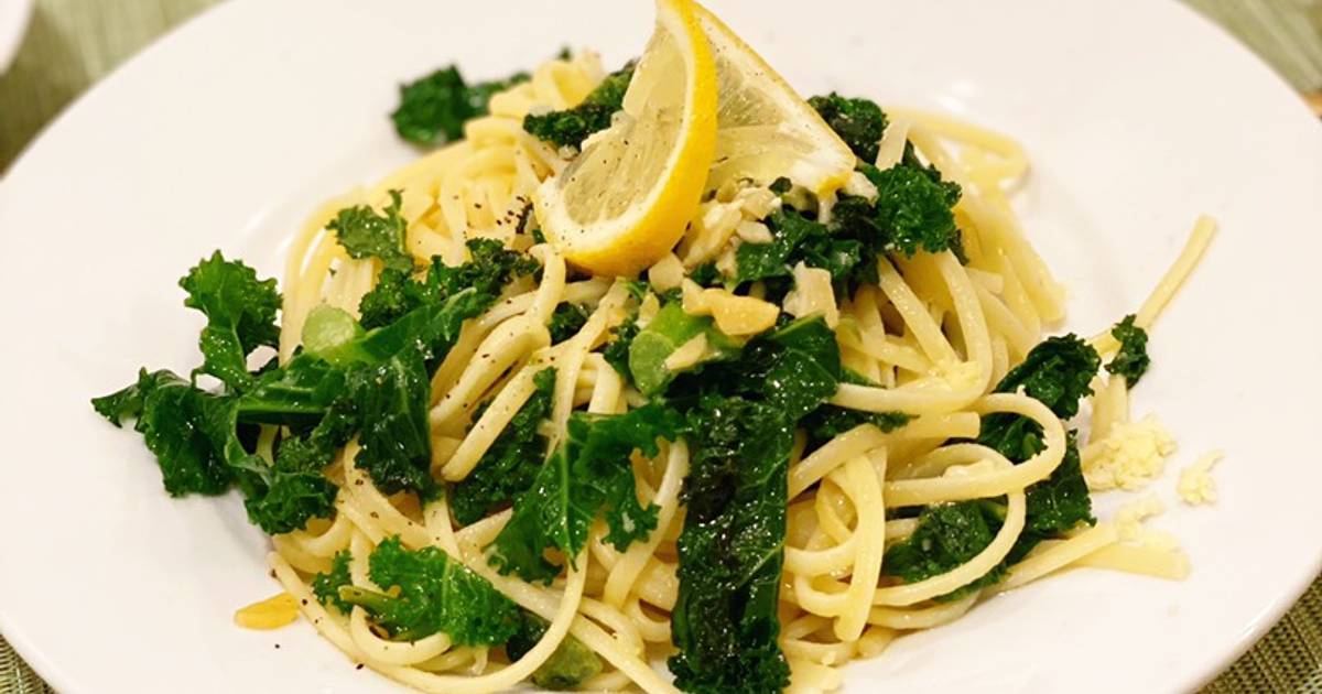 Garlic pasta with curly kale and cheddar cheese 🧀 🥬 Recipe by Kanaaneko
