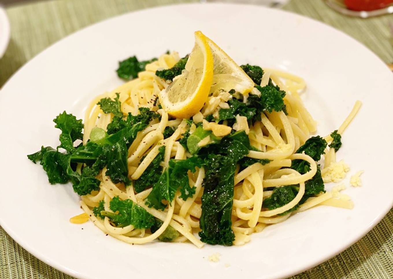Garlic pasta with curly kale and cheddar cheese ðŸ§€ ðŸ¥¬