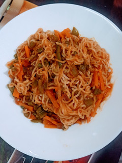 मिक्स वेज मसाला मैगी (mix veg masala maggi recipe in Hindi) रेसिपी मुख्य फोटो