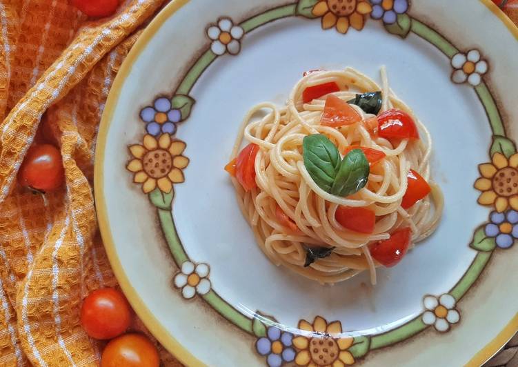 Spaghetti con Pomodoro crudo e Basilico