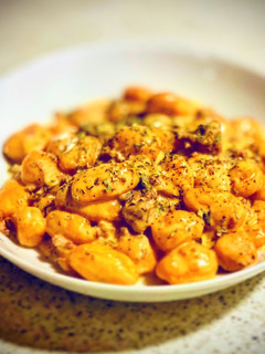 Una foto de Gnocchis de boniato con leche de coco, curry y parmesano 🥥 🧀 🤤