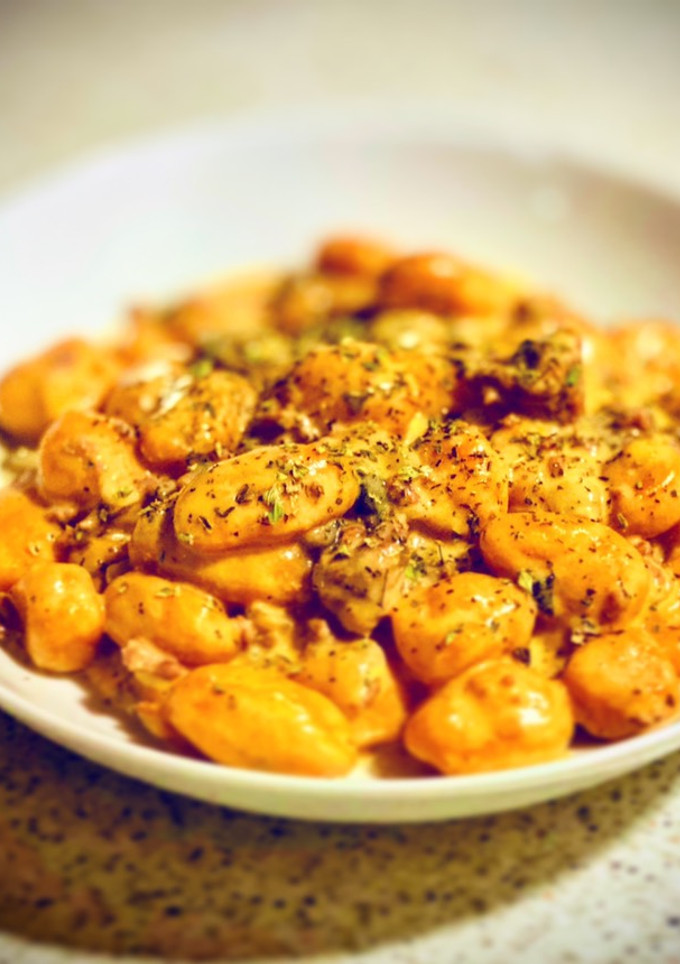 Una foto de Gnocchis de boniato con leche de coco, curry y parmesano 🥥 🧀 🤤
