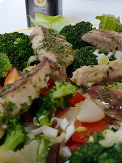 Una foto de Ensalada tibia, brócoli, caballa, alubias