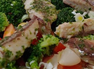 Foto principal de Ensalada tibia, brócoli, caballa, alubias