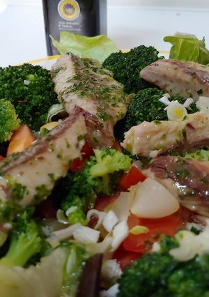 Una foto de Ensalada tibia, brócoli, caballa, alubias