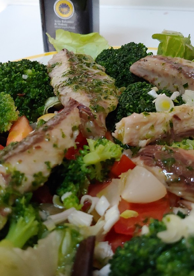 Una foto de Ensalada tibia, brócoli, caballa, alubias