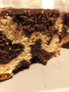 Une photo de Gâteau marbré vanille choco glaçage Rocher