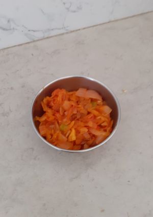 A picture of Onion and tomato vegetable.