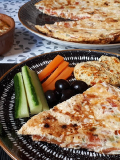 Una foto de Tortilla de tomate y ajos tiernos