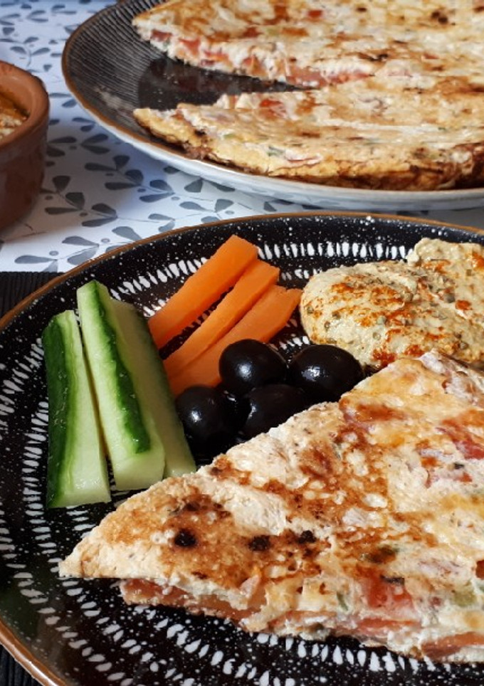 Una foto de Tortilla de tomate y ajos tiernos