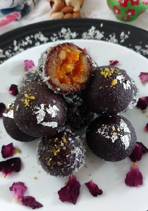 સ્ટફ્ડ કાલાજામુન (Stuffed Kalajamun recipe in Gujarati) રેસીપી મુખ્ય ફોટો