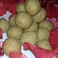 A picture of Besan laddoo.
