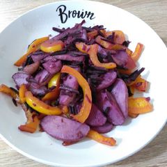 A picture of 紫萝卜炒灯笼椒 Stir-fried Purple Carrot with Capsicum.