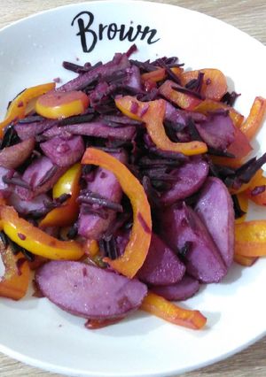 A picture of 紫萝卜炒灯笼椒 Stir-fried Purple Carrot with Capsicum.