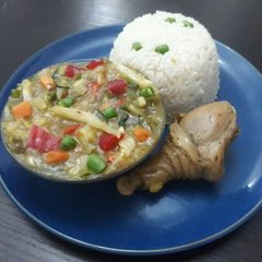 A picture of Boiled rice with chicken sauce.