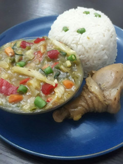 A picture of Boiled rice with chicken sauce.