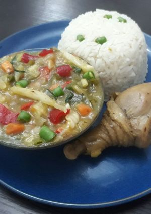A picture of Boiled rice with chicken sauce.