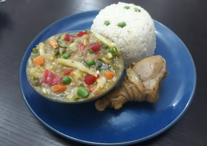 Boiled rice with chicken sauce