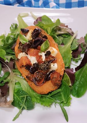 Foto di Barchetta di Patata Dolce con Feta, Pomodorini, Olive e Capperi